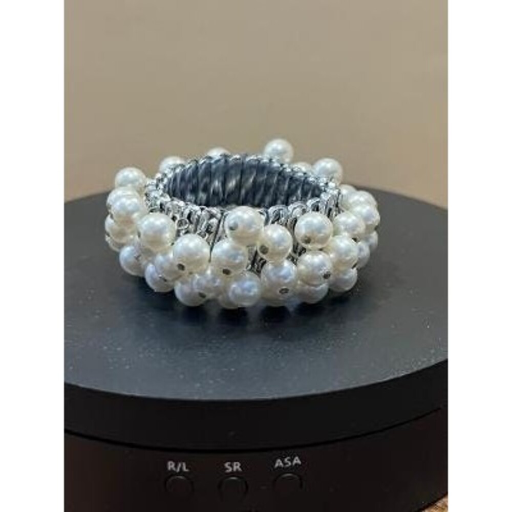 Vintage  2/3 tier expandable faux pearl bracelet